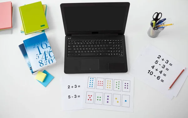Laptop, matematika tanulmány útmutatók és könyv az asztalon — Stock Fotó