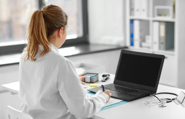 Doctor cu laptop la spital — Fotografie, imagine de stoc