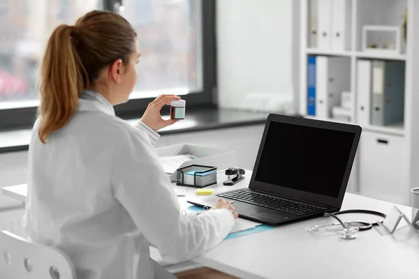Arzt mit Laptop mit Videoanruf im Krankenhaus — Stockfoto