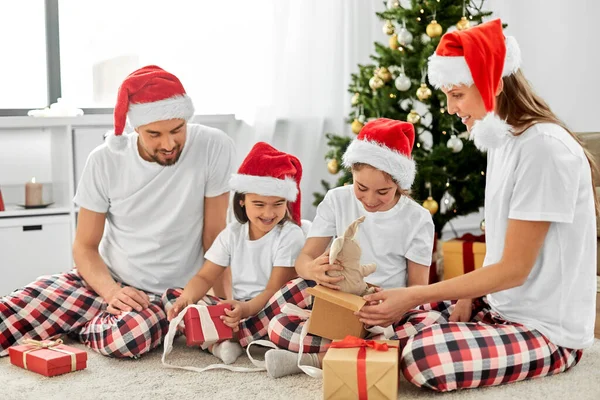 Szczęśliwa rodzina otwiera prezenty świąteczne w domu — Zdjęcie stockowe