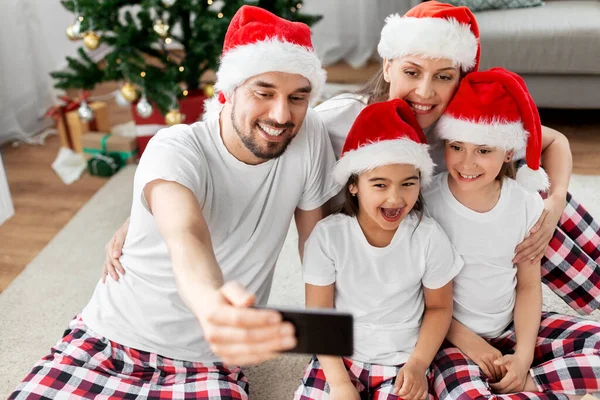 Mutlu bir aile Noel 'de evde selfie çekiyor. — Stok fotoğraf