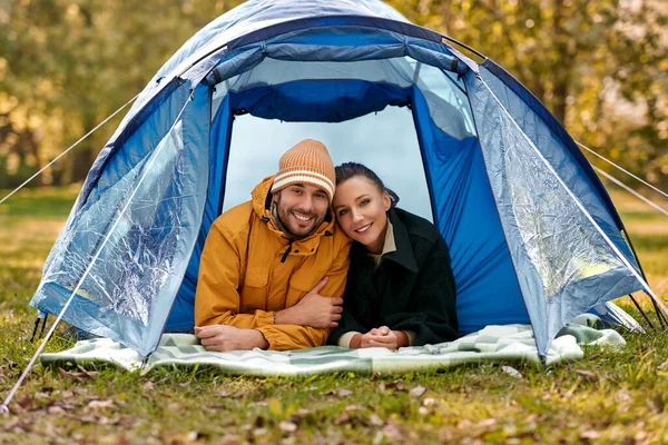 Casal feliz deitado dentro da tenda no acampamento — Fotografia de Stock