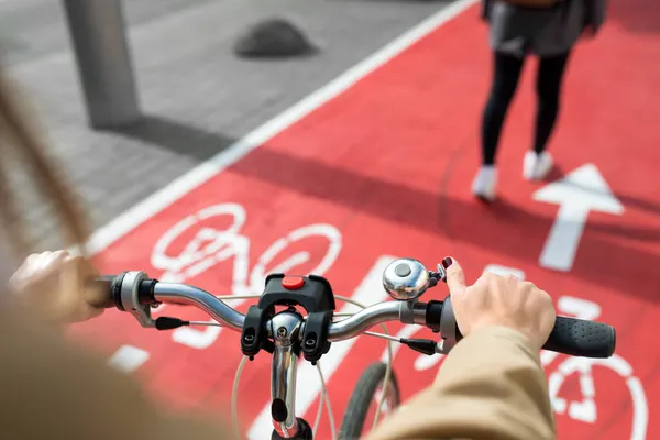 骑自行车的人紧跟在自行车道上的行人后面 — 图库照片