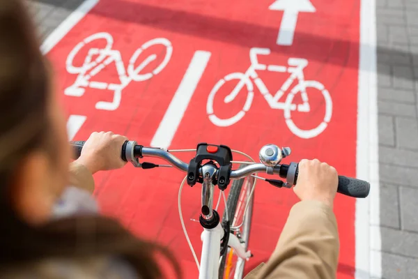 在城市的自行车道上骑自行车的女人的特写 — 图库照片