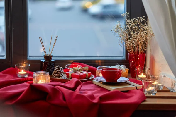 Karácsonyi ajándék, gyertyák és kávé az ablakpárkányon Jogdíjmentes Stock Képek