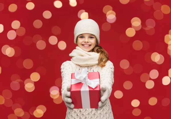 Chica sonriente en ropa de invierno con regalo de Navidad —  Fotos de Stock