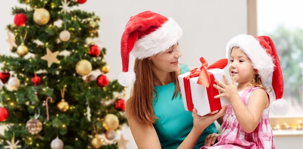 Lycklig mor och dotter med julklapp — Stockfoto