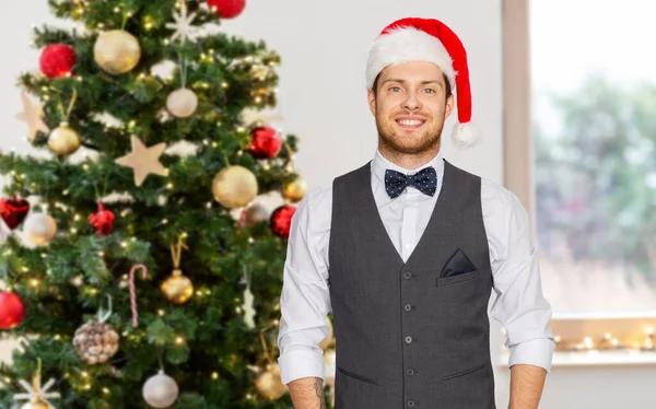 Homem feliz em santa chapéu e terno no Natal — Fotografia de Stock