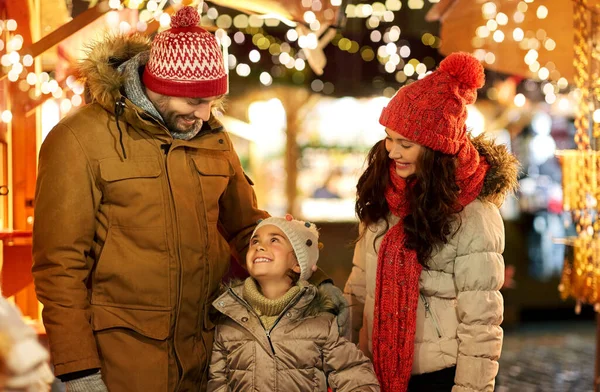 Familia feliz en el mercado de Navidad en la ciudad —  Fotos de Stock