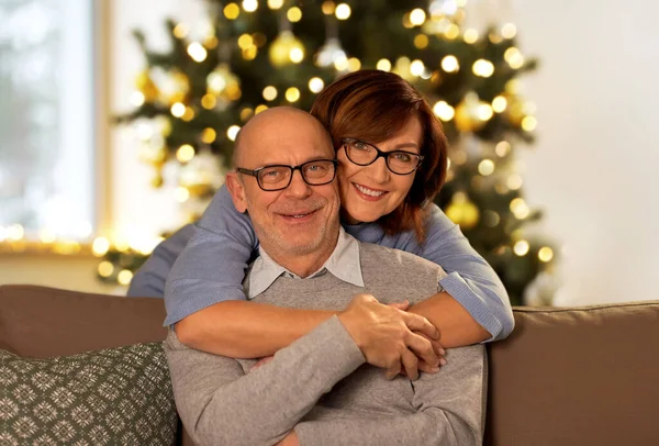 Ευτυχισμένο ζευγάρι ηλικιωμένων αγκαλιάζονται στο σπίτι τα Χριστούγεννα — Φωτογραφία Αρχείου