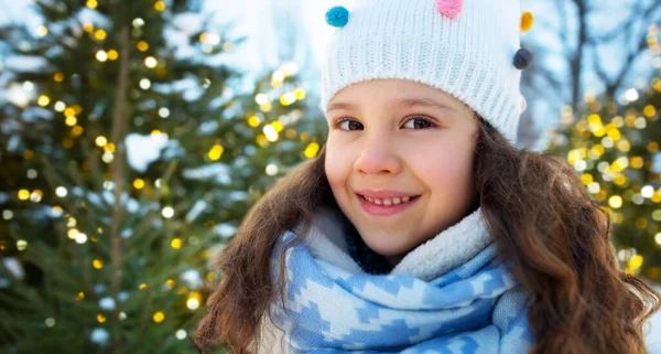 Portrait de heureuse petite fille sur les arbres de Noël — Photo