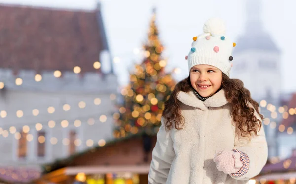 Szczęśliwa dziewczynka w zimie ubrania na zewnątrz — Zdjęcie stockowe