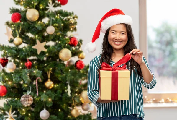 Mutlu bir kadın Noel hediye açılış — Stok fotoğraf