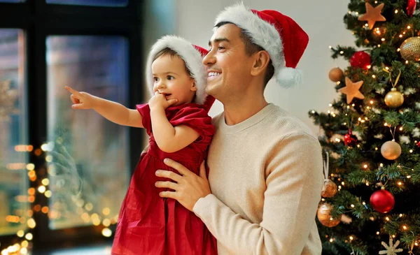 Pai e bebê filha no Natal em casa — Fotografia de Stock