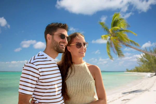 Gelukkig paar over tropische strand achtergrond — Stockfoto
