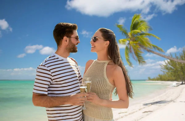 Coppia felice bere champagne sulla spiaggia esotica — Foto Stock