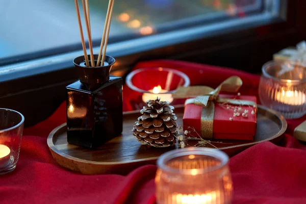 Presente de Natal, velas, difusor de junco na janela — Fotografia de Stock