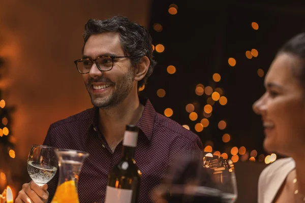 クリスマスディナーでワインを飲む幸せな友達 — ストック写真