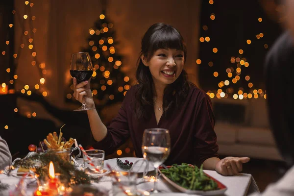 Mulher feliz beber vinho tinto na festa de Natal — Fotografia de Stock