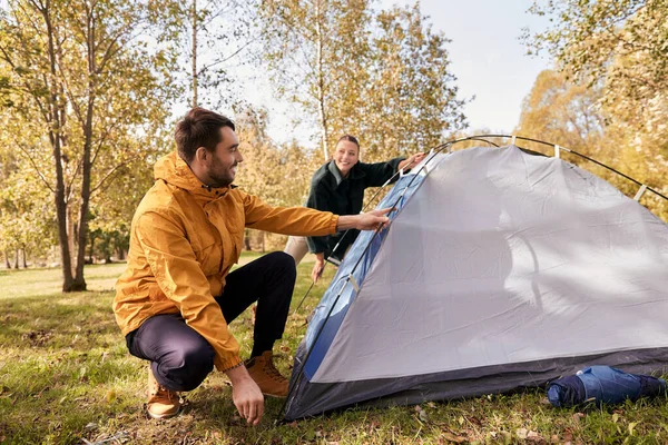 Casal feliz criação de tenda ao ar livre — Fotografia de Stock