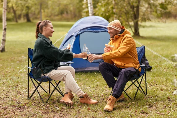 Pareja bebiendo cerveza con sándwiches en tienda de campaña — Foto de Stock