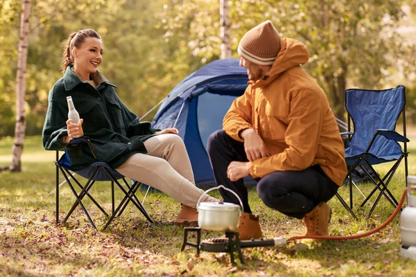 テントキャンプでビールと料理を飲んで — ストック写真