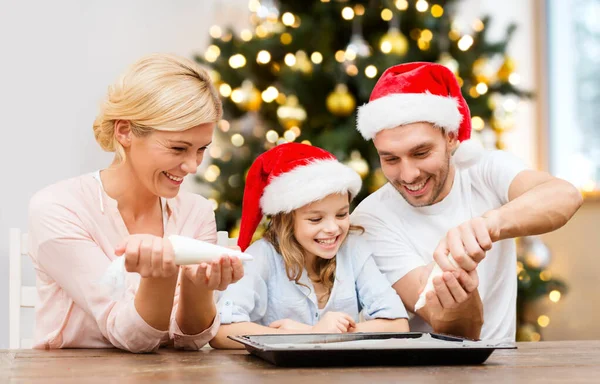 Familia feliz haciendo galletas en Navidad Imagen de stock