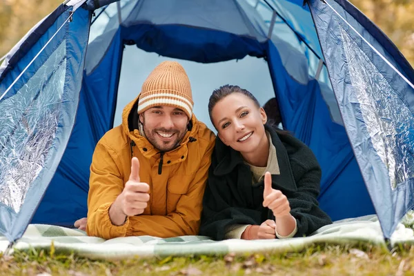 Feliz pareja acostada dentro de la tienda en el camping — Foto de Stock