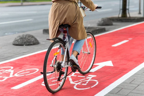Frau radelt auf rotem Radweg in der Stadt — Stockfoto