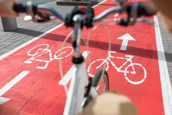在城市的自行车道上骑自行车 — 图库照片