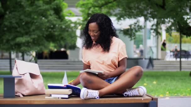 Menina estudante africano com laptop e livros na cidade — Vídeo de Stock