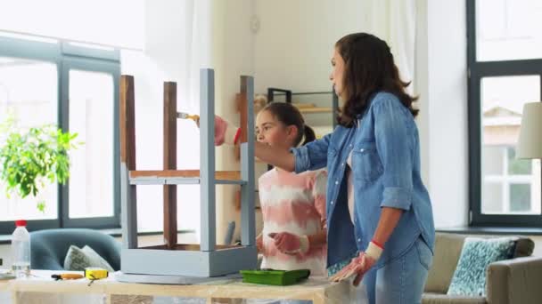 Madre e hija pintando mesa vieja en casa — Vídeos de Stock