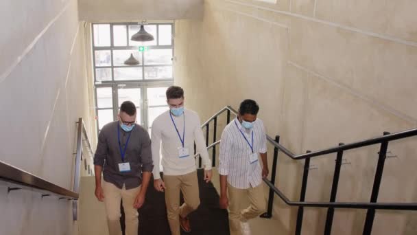 Hombres de negocios con máscaras con etiquetas que van arriba — Vídeo de stock