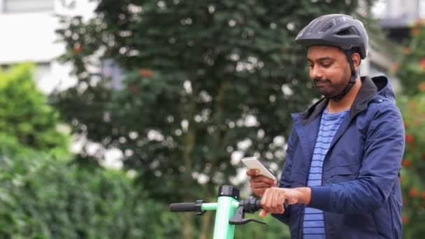 Férfi okostelefon lovaglás elektromos robogó — Stock videók