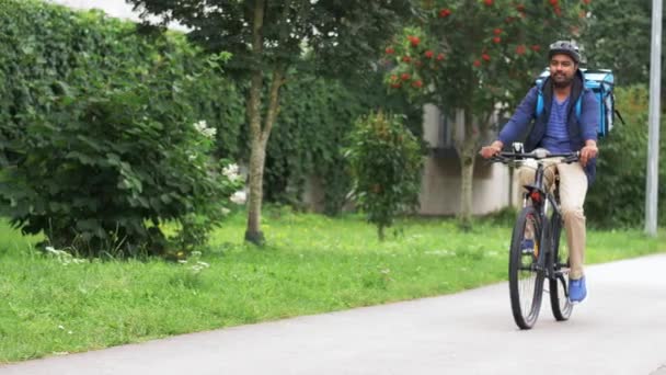 Щасливий чоловік доставки з велосипедом для їзди на сумці — стокове відео