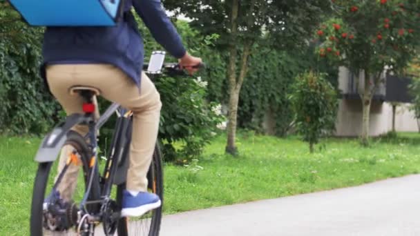 Чоловік доставки з велосипедом для їзди на сумці — стокове відео