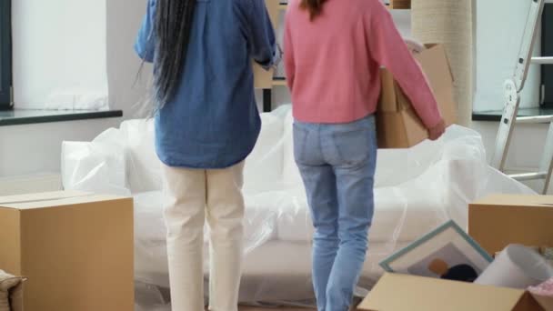 Frauen mit Boxen ziehen in neues Zuhause — Stockvideo
