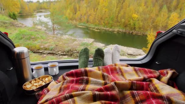 毛布の下に足のある車から川を眺め — ストック動画