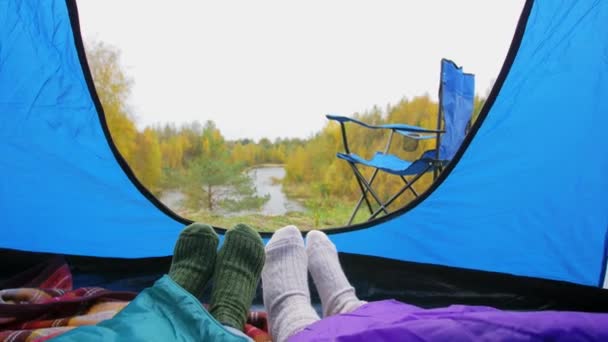 Vista da barraca de canp com os pés sob sacos de dormir — Vídeo de Stock