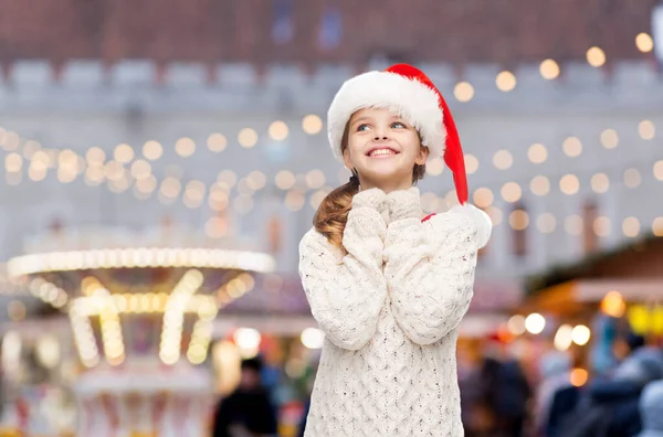 Feliz chica sonriente soñando sobre el mercado de Navidad —  Fotos de Stock