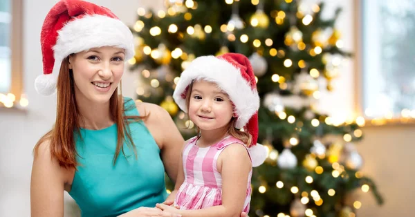 Mãe feliz e filha em casa no Natal — Fotografia de Stock
