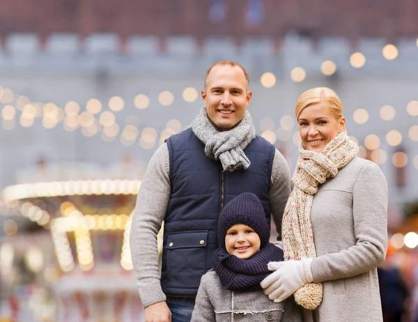 Счастливая семья на рождественском рынке или в парке развлечений — стоковое фото