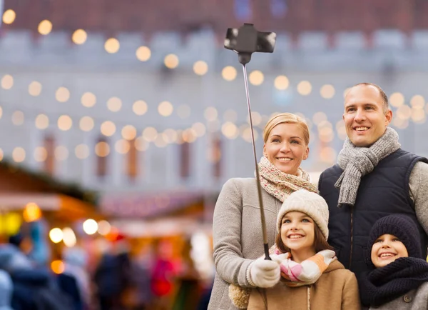 Família feliz tomando selfie no mercado de natal — Fotografia de Stock