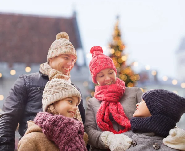 Famille heureuse avec enfants à Noël en plein air — Photo