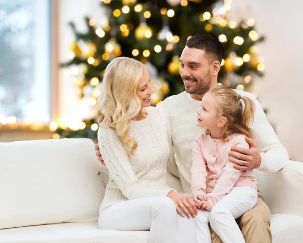 クリスマスツリーの上の家で幸せな家族 — ストック写真