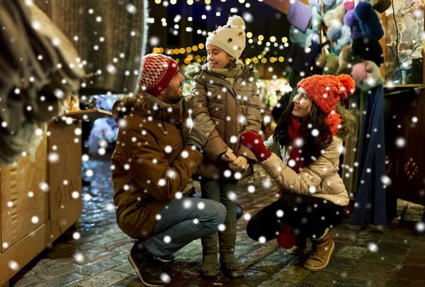 Gelukkig gezin op kerstmarkt in de stad — Stockfoto