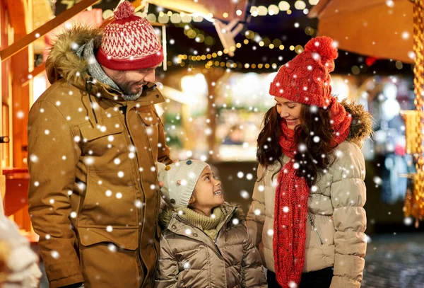 Glückliche Familie auf dem Weihnachtsmarkt in der Stadt — Stockfoto