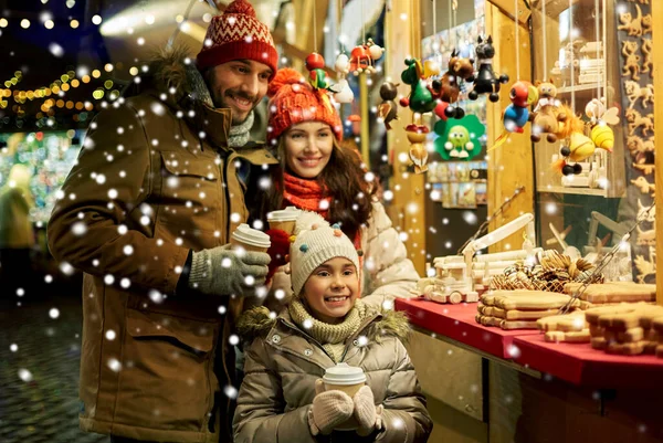 Familie mit Getränken zum Mitnehmen auf Weihnachtsmarkt — Stockfoto