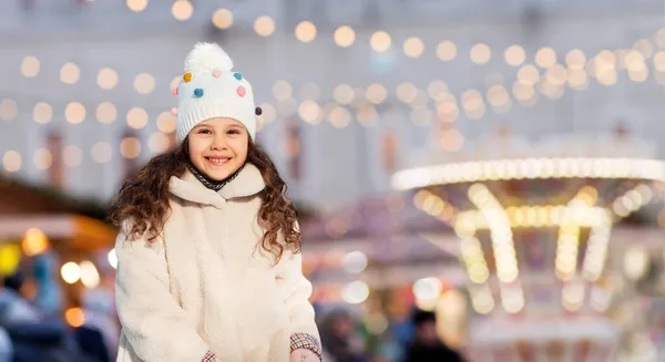 Szczęśliwa dziewczynka na Boże Narodzenie światła rynku — Zdjęcie stockowe