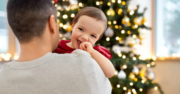 Feliz pai e bebê menina sobre árvore de natal — Fotografia de Stock